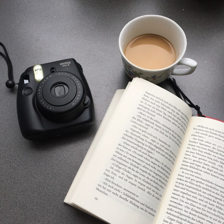 Девушка с книгой и кофе