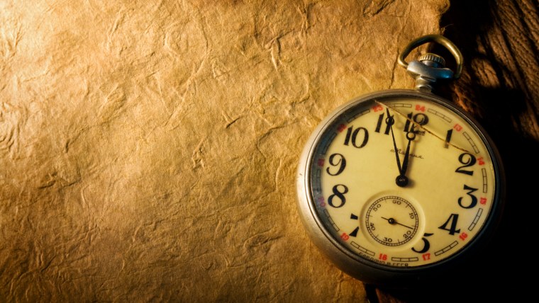 Красивые часы на природе