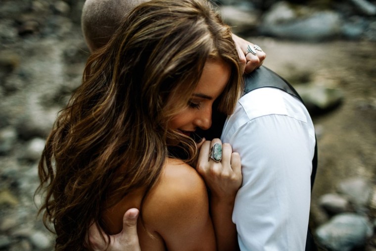 Мужчина и женщина обнимаются