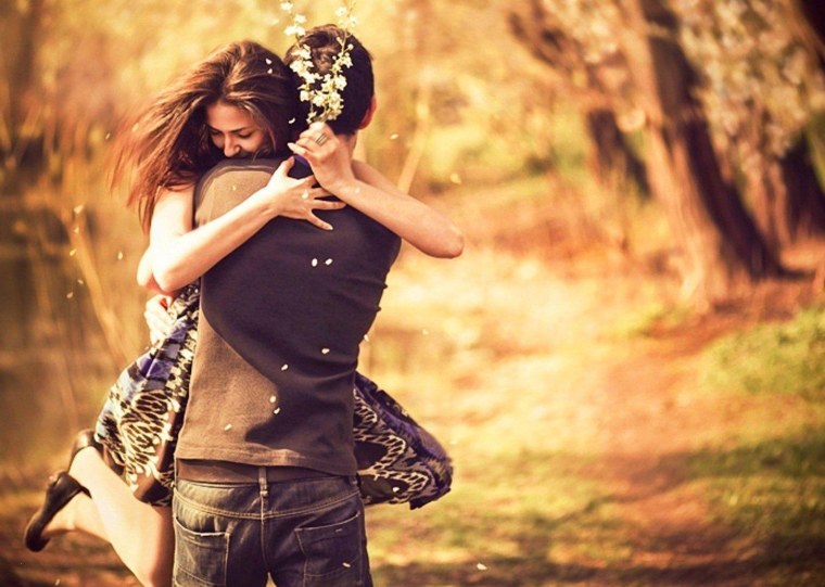 Девушка счастлива обнимает мужчину