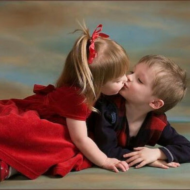 Поцелуй мальчика и девочки