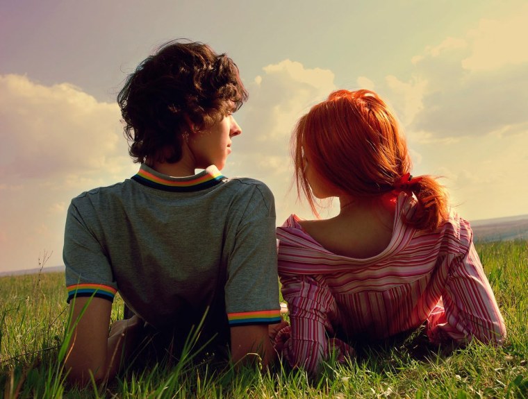 Рыжая девушка с парнем