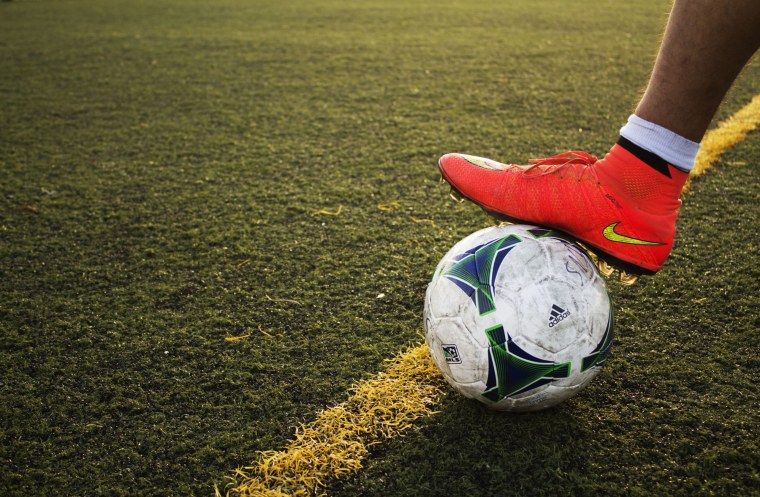 Футболист с мячом