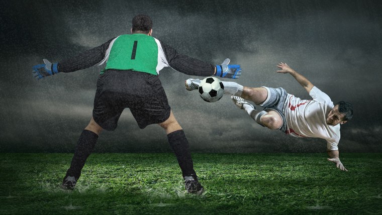 Футбольное поле с футболистами