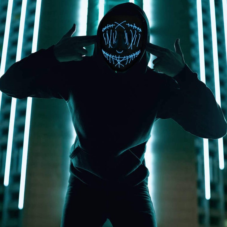 Парень в светящейся маске в хорошем качестве