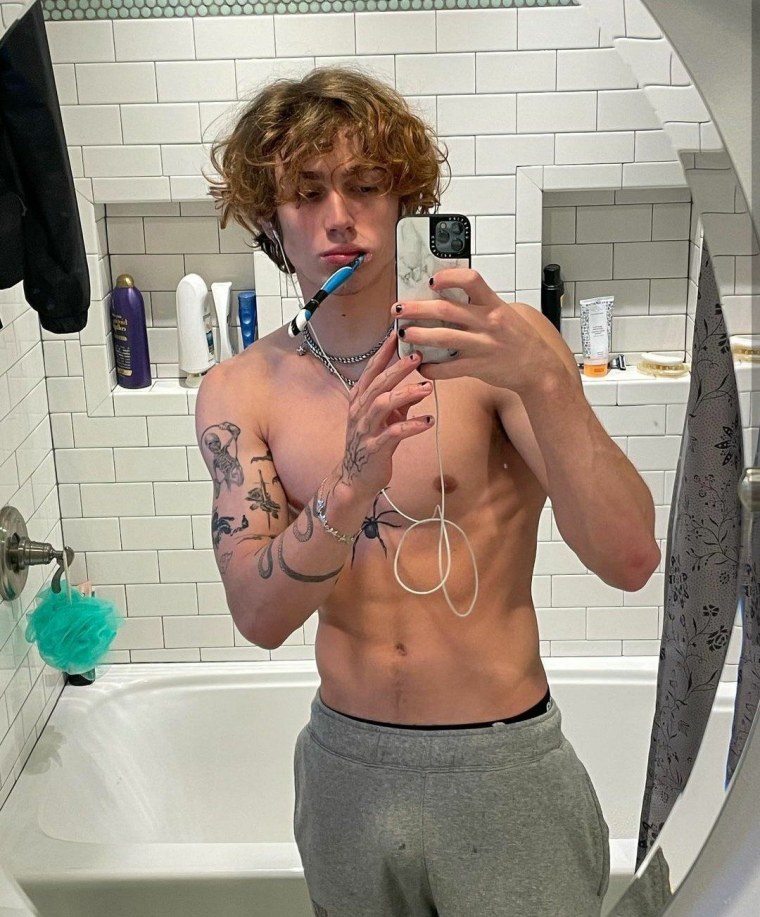 Vinnie Hacker в трусах