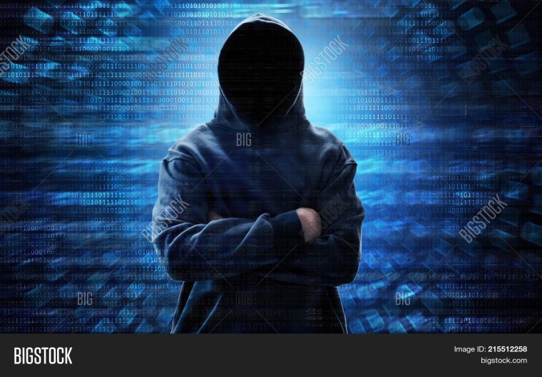 Хакер стоит спиной