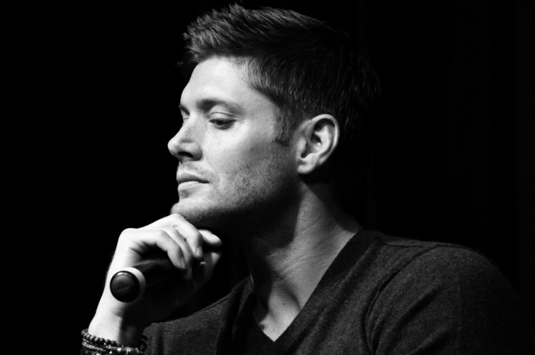 Дженсен Эклз смеется