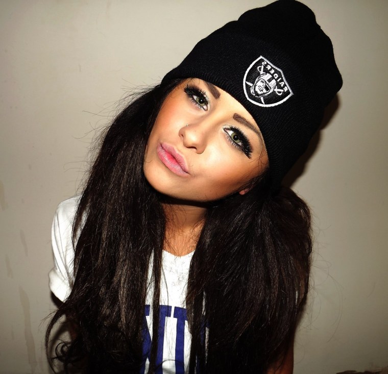 Девушка в кепке 228