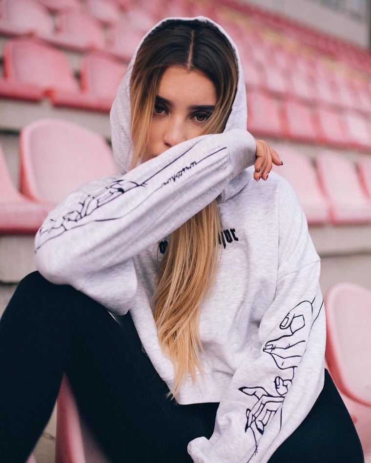 Вики Уокер грустная