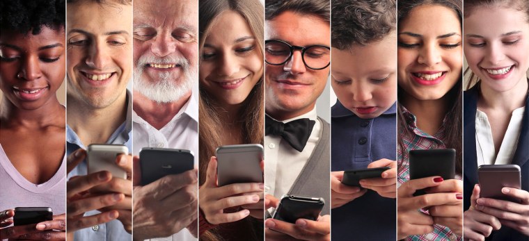 Человек со смартфоном