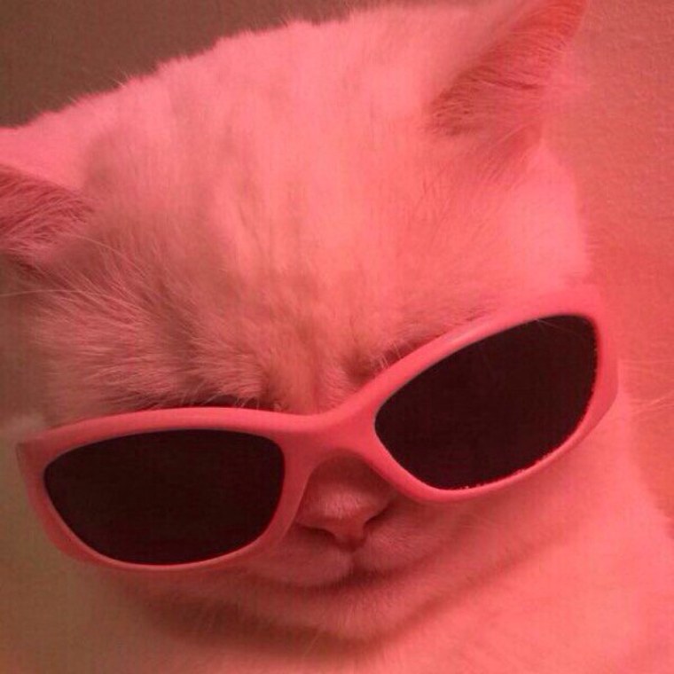 Девушка с рожками в темноте