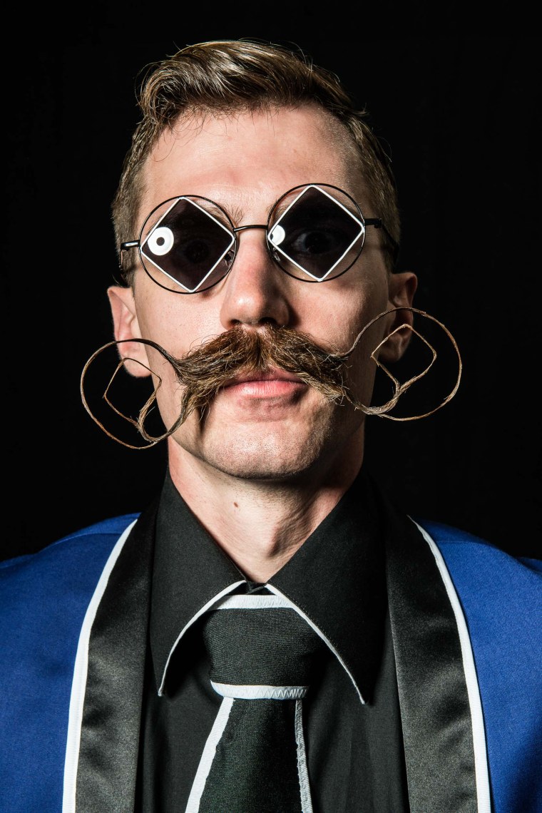 Мужик в очках и с усами