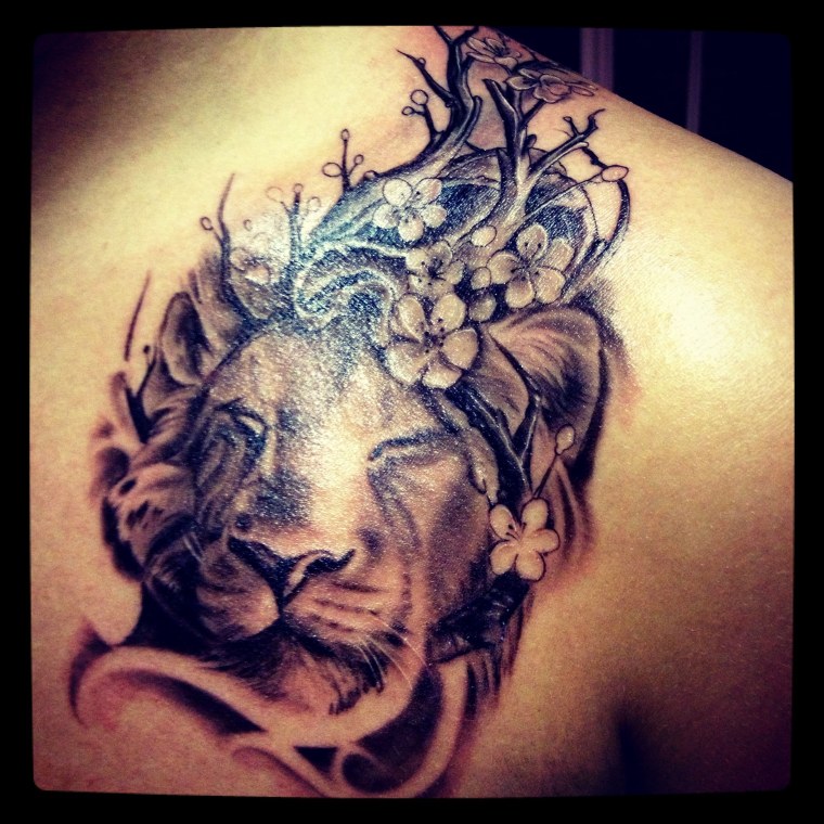 Парные тату львы с короной