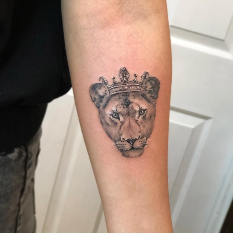 Тату львица для девушек на руке с короной