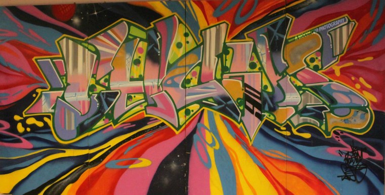 Обои кирпичная стена с граффити