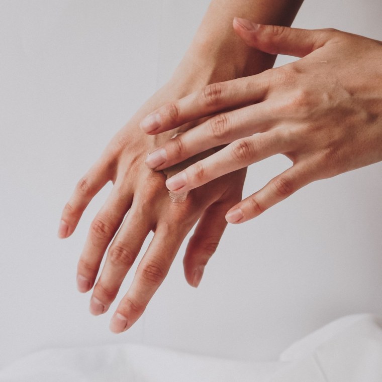 Ладонь с ногтями