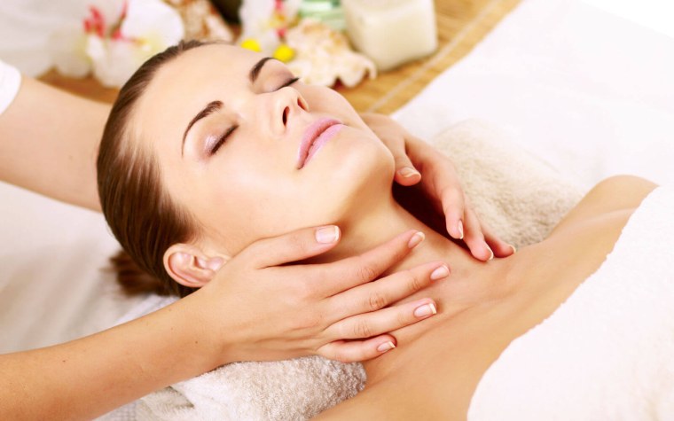 Массаж зоны декольте и шеи