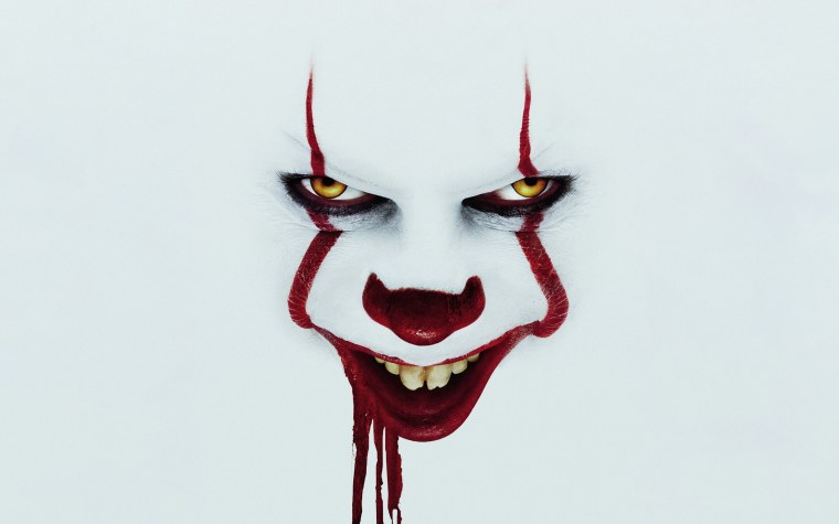 Страшное лицо на черном фоне