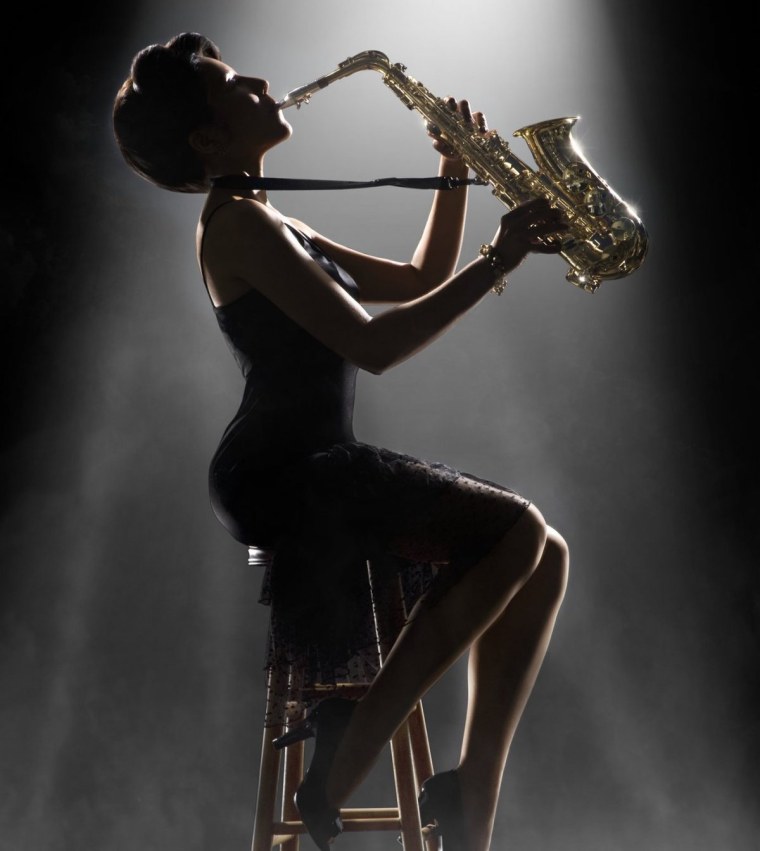 Девушка с саксофоном