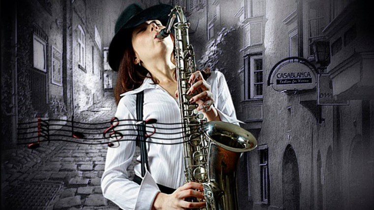Девушка с саксофоном