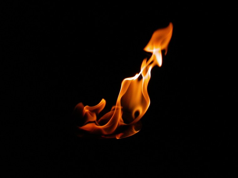 Огонь на темном фоне