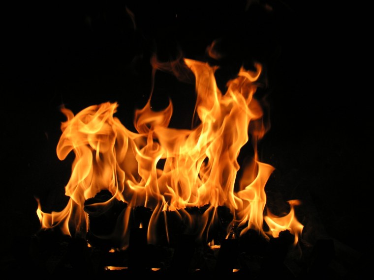 Пламя на черном фоне