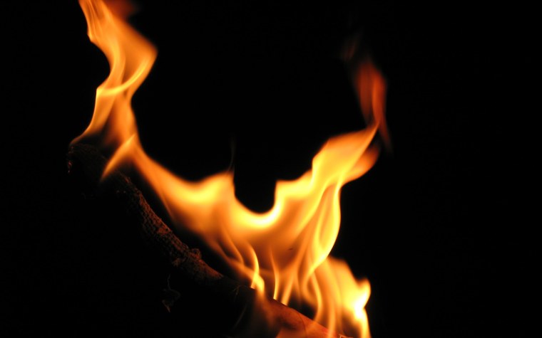Маленький огонь на черном фоне