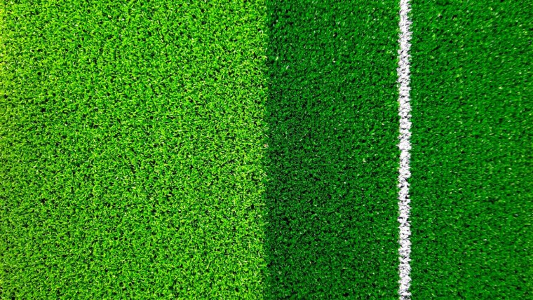 Зеленый футбольный газон