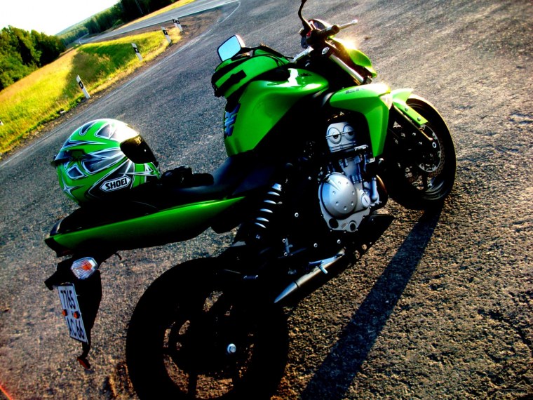 Зелёный мотоцикл обои