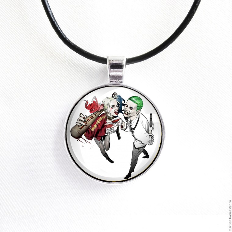 Кулон Джокера у Харли Квинн