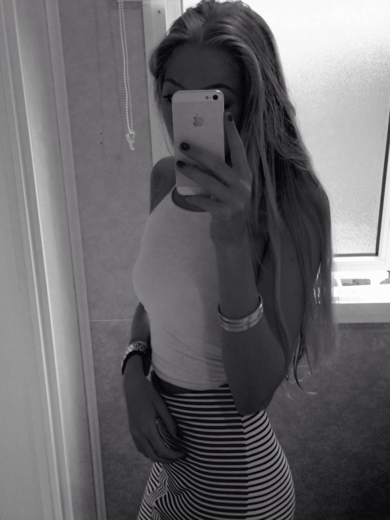 Селфи с телефоном в зеркале