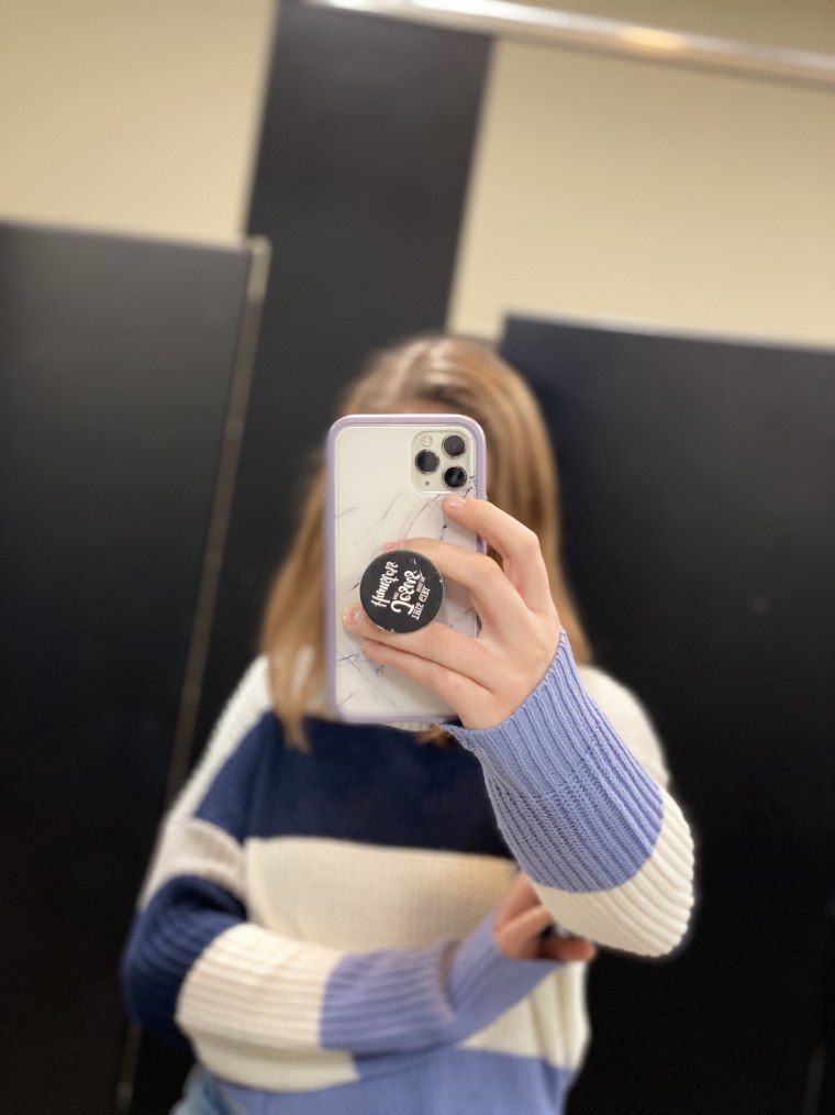 Девочка с коричневыми волосами с айфоном