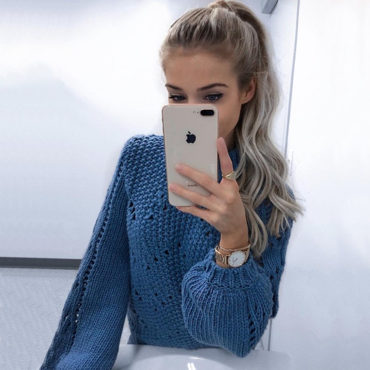 Девушка с черными волосами в зеркале