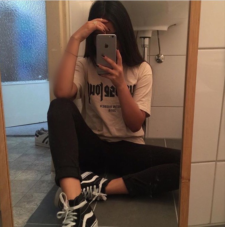 Девочка с айфоном в зеркале без лица