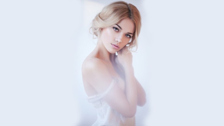 Девушка в пол оборота