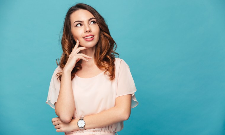 Девушка задумалась