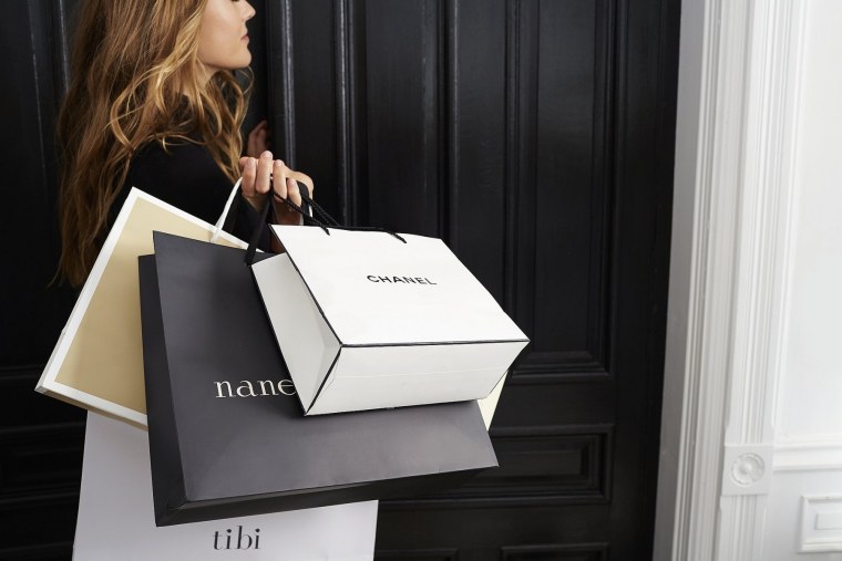 Девушка с брендовыми пакетами