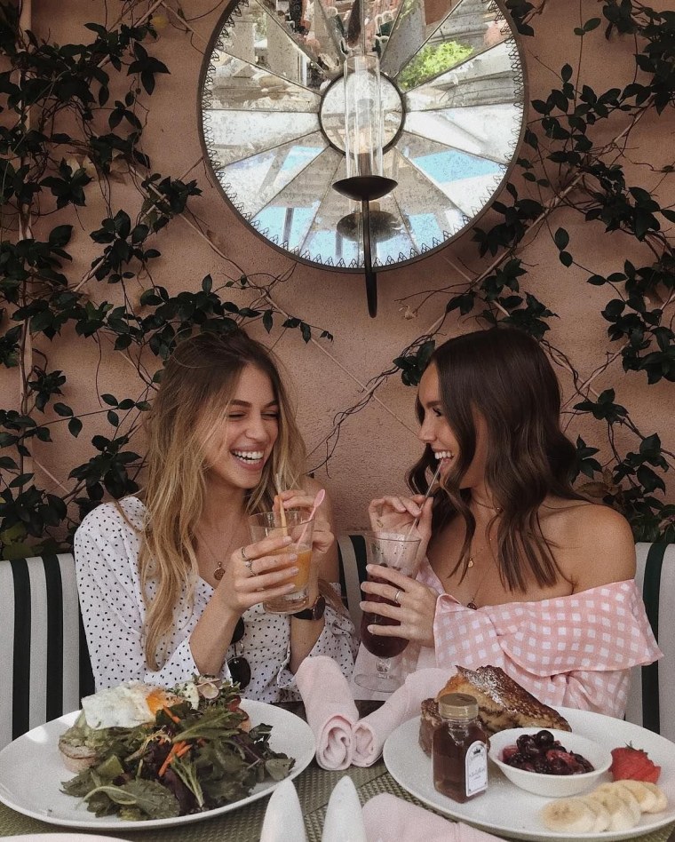 Фотосессия подруг в кафе