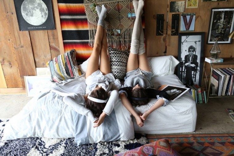 Фотосессия с подругами в комнате