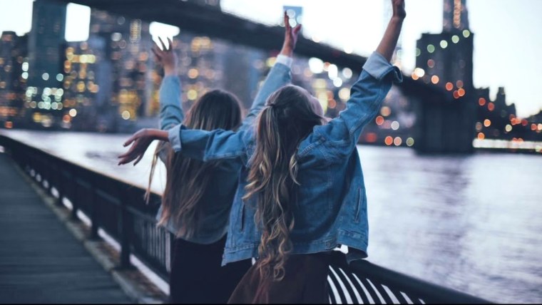 Подруги гуляют