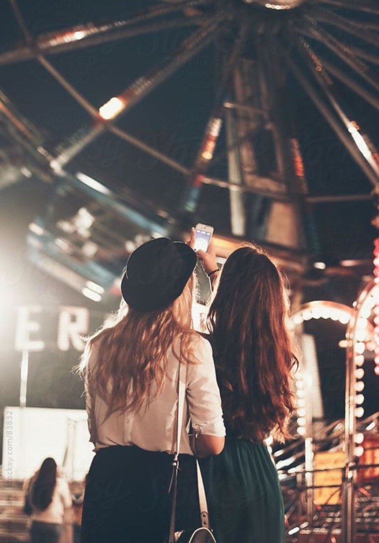 Две девушки Эстетика