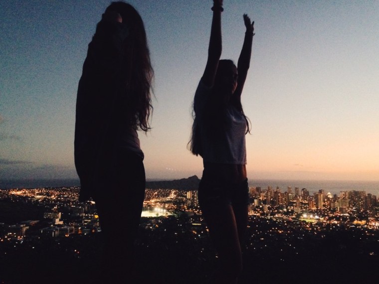 Две девушки со спины