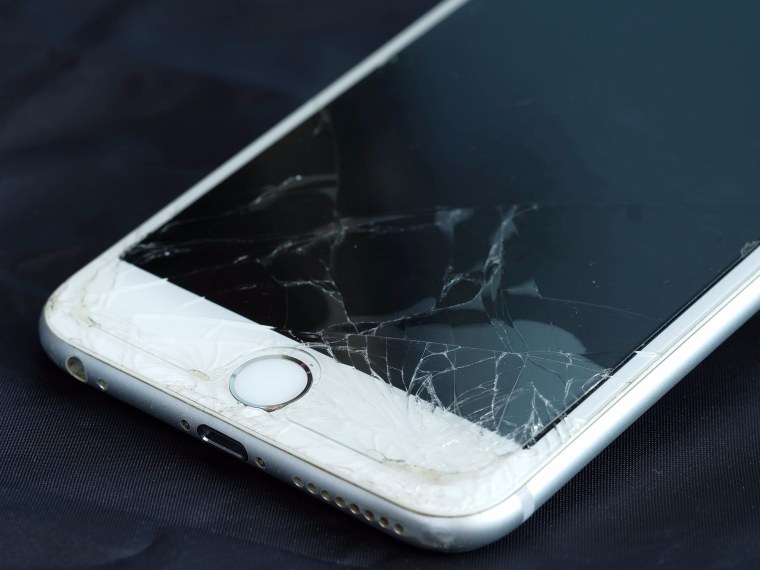 Разбитое стекло айфон