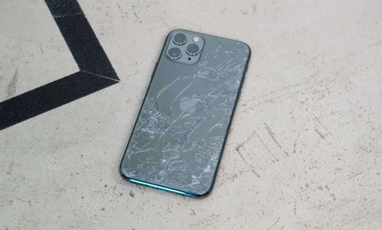 Разбитая задняя крышка iphone 13 Pro Max