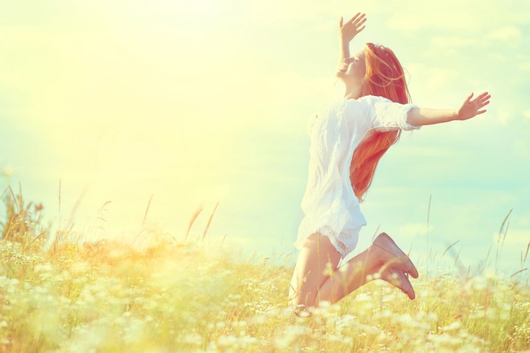 Счастливая женщина на море