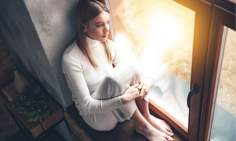 Грустная девушка на берегу моря