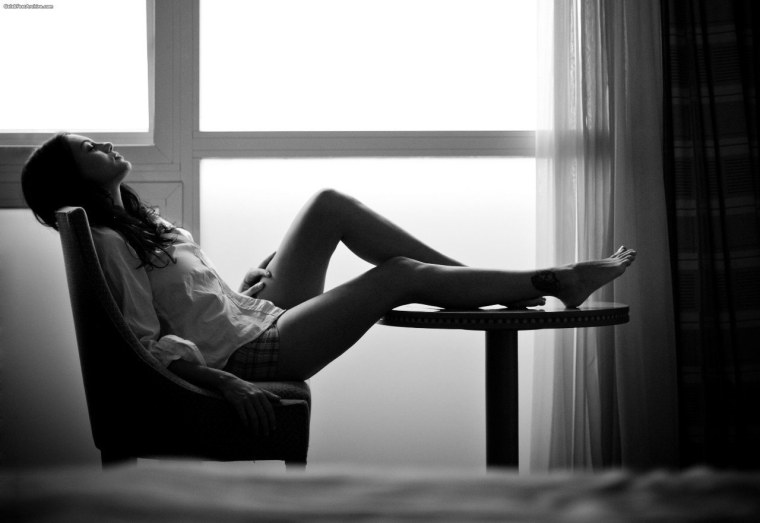 Девушка у моря грустит