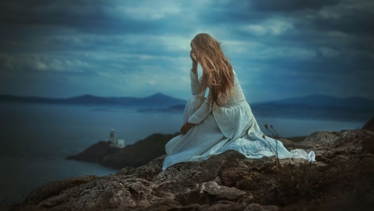 Девушка плачет на кровати