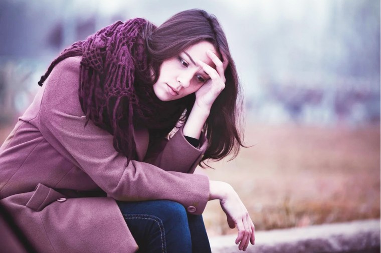 Одинокий человек на скамейке